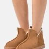 Pier One Leather - Chaussons - Cognac 1 Pier One Leather - Chaussons - Cognac -Anna Field Boutique 6eff35c3cb7e4f93bb4d99616e30a8c3