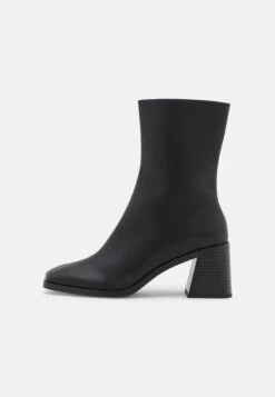 Monki Bottines - Black Dark 9 Monki Bottines - Black Dark -Anna Field Boutique 7dc22e5eeaa9445f9cfc1902774553ee