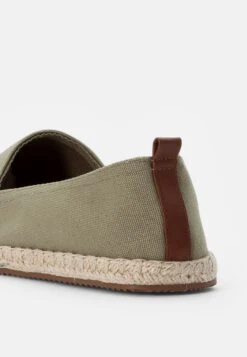 Pier One Rena Espadrille Unisex - Espadrilles - Olive 13 Pier One Rena Espadrille Unisex - Espadrilles - Olive -Anna Field Boutique 8b1ef3dce9d344a08d816af96a53324d