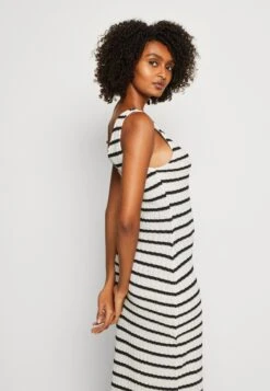 Anna Field Robe Pull - Black/White -Anna Field Boutique e30a17d9811947b898f0f2fb46ac49f7