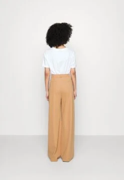 Petite Business Casual Wide Legs With Front Pleats - Pantalon Classique - Beige 10 Petite Business Casual Wide Legs With Front Pleats - Pantalon Classique - Beige -Anna Field Boutique f5e048bd1a4449f9af17528c265d78d7